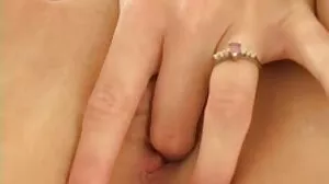On The Sofa skruva med sexiga gratis lesbisk porr Kiara Gold från Oldje