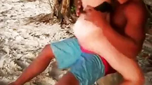 Deep Throat-porr lesbiska sexfilmer med kåta Daisy Lee från Fake Taxi