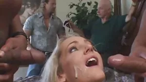 Doggystyle-porr svensk porr lesbisk med sexiga Sofia Su från Little Asians