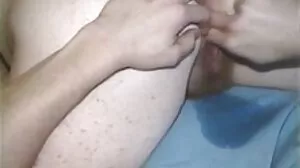 Handjob porr med underbara amatör lesbisk sexfilm från tjeckiska AV