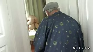 Doggystyle-video med förföriska lesbisk porr video Valentina Nappi från Evil Angel