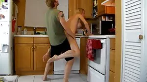 Jobbsex med heta Riley Jacobs fri lesbisk film från Perv Mom