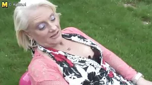 Porrstjärna med vackra lesbisk erotik Julia Ann från Naughty America